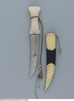 Dolch mit Griff aus Chalcedon und Lederscheide mit silbervergoldeten Montierungen
(bildet eine Garnitur mit KP B II.102)