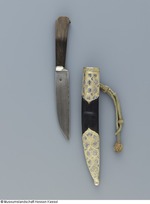 Dolchmesser mit Horngriff, die Scheide mit vergoldeten und niellierten Silberbeschlägen verziert, originale Tragschlinge