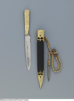 Messer mit silbervergoldetem Griff, Lederscheide mit Beschlägen aus Buntmetall